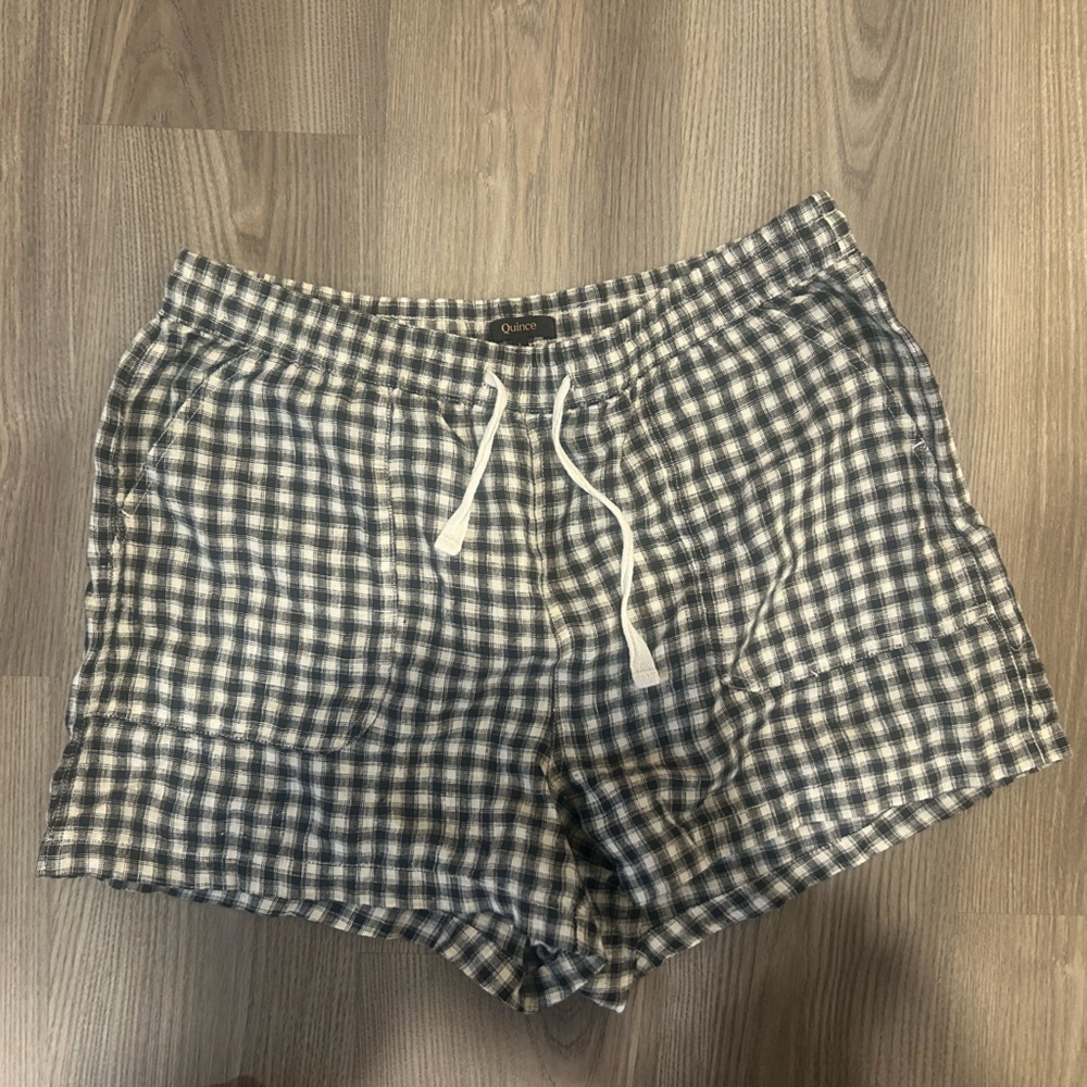 Quince 100% European Linen shorts
Plaid
Size Large